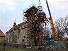 Instalace nov bn na v leneickho kostela