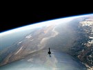 Pohled z lodi SpaceShipTwo (VSS Unity) pi letu k hranicím vesmíru