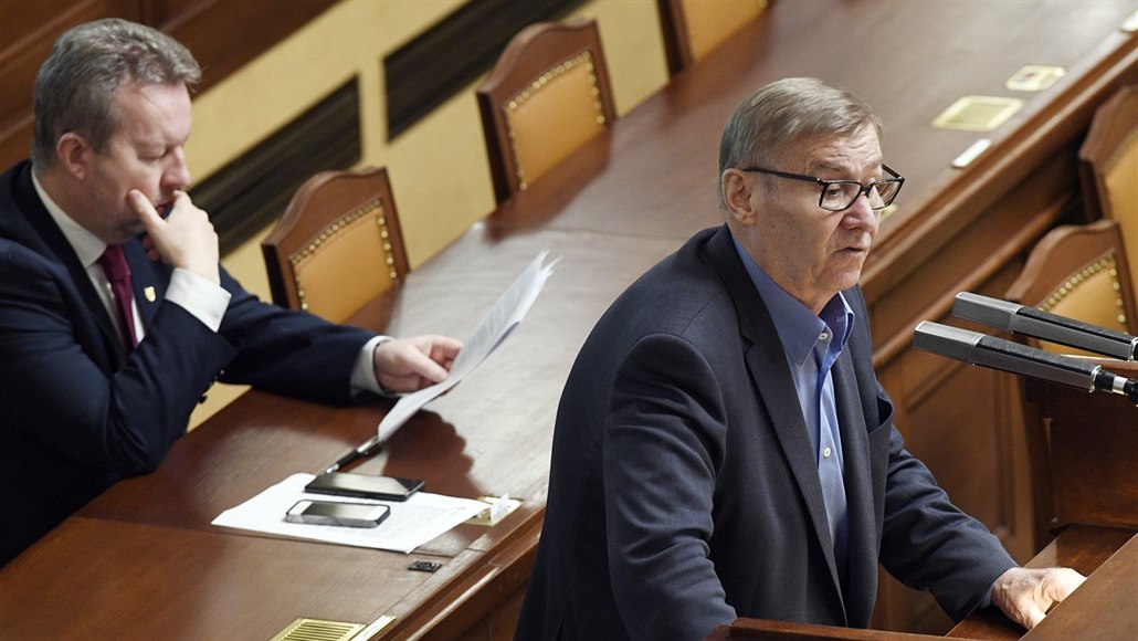 Jeden z autor� komunistického návrhu na ochranu �eského jazyka, poslanec Miroslav Grebení�ek