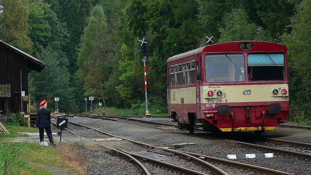 Přestárlý motorák řady 810 z regionálních tratí jen tak nezmizí