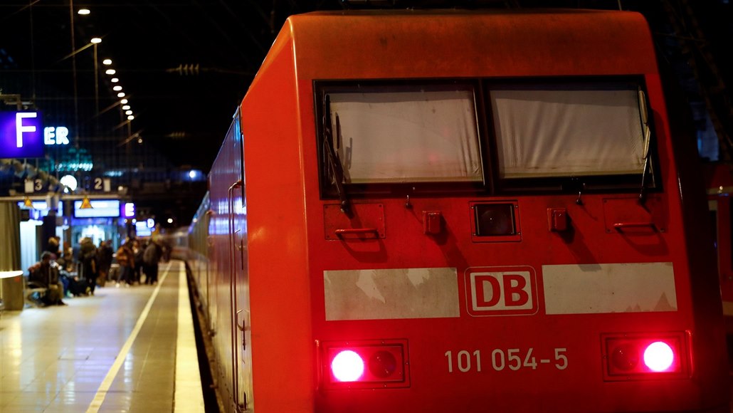 Zastená okna lokomotivy spolenosti Deutsche Bahn bhem stávky nmeckých...