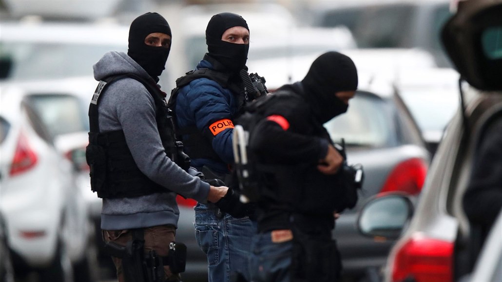Zvlá�tní jednotky francouzské policie prohledávají ulice ve �trasburské �tvrti...