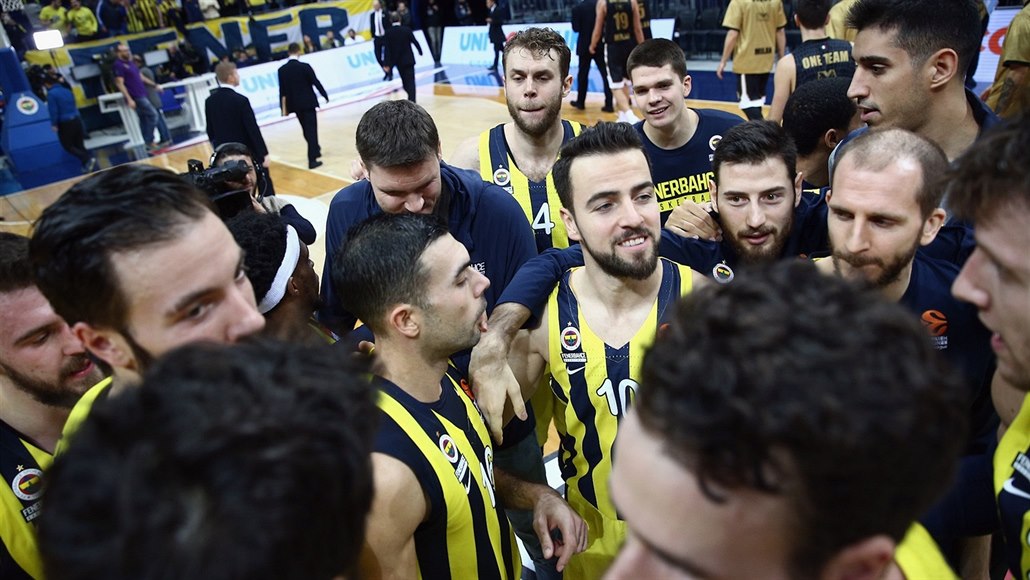 Hrá�i Fenerbahce Istanbul slaví výhru nad Milánem.