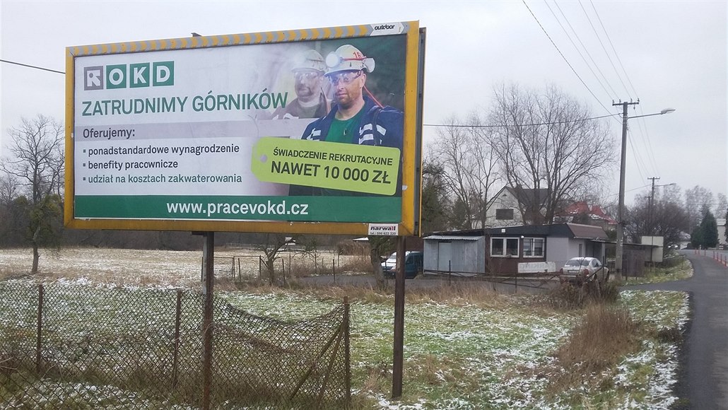 Billboardy v pol�tin� lákají horníky na náborový p�ísp�vek i dal�í benefity.