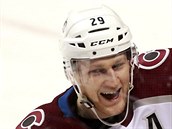 Nathan MacKinnon (vlevo) a J.T. Compher z Colorada slav gl.