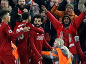 Mohamed Salah v objet spoluhr z Liverpoolu Alexandera-Arnolda a Roberta...