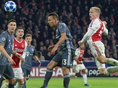 Donny van de Beek z Ajaxu halvikuje na brnu Bayernu Mnichov pes Rafinhu.