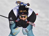 V ROLI VYZYVATELE. Francouzsk biatlonista Martin Fourcade se snail v...