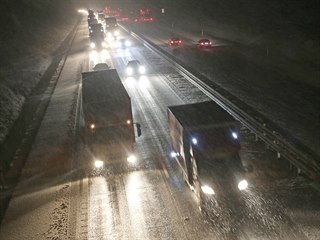 Sníh na dálnici D1 u Měšína (Vysočina) - 11.12.2018