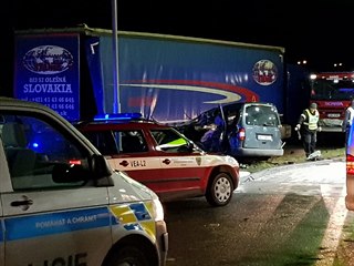 Osobní auto na čerpací stanici u dálnice D5 narazilo do odstaveného kamionu....