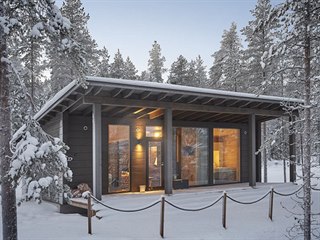 Zimní romantická atmosféra platí i pro srubové domy v moderním pojetí.