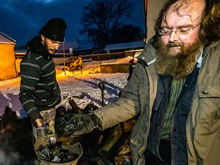 Archeolog Bohumír Dragoun ukazuje dřevěné uhlí, které se v milíři tvořilo tři...