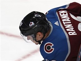 Mikko Rantanen z Colorada dl pote obran Edmontonu.