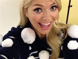 Moderátorka Holly Willoughbyová a její chundelatý model se snhovými koulemi