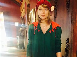 Zpvaka Taylor Swiftová bhem Vánoc doma nosí oblek elfa.