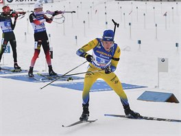 Švéd Sebastian Samuelsson jede pro první místo v závodě štafet v rakouském...