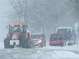 Vydatné sněžení komplikuje dopravu na Vysočině. (11. prosince 2018)