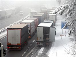 Čerstvý sníh způsobil kolaps dopravy na 90. kilometru dálnice D1 u Humpolce....