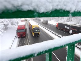 Čerstvý sníh způsobil kolaps dopravy na 90. kilometru dálnice D1 u Humpolce....