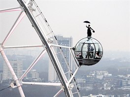 MARY POPPINS. Na jedné z turistických atrakcí Londýna London Eye se objevila...