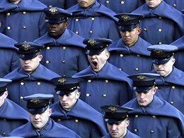 ZÍVNUTÍ. Jeden z kadet armády USA zívá poté, co jeho tým nastoupil na hit...