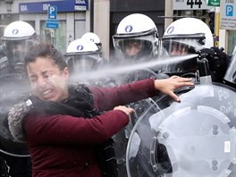 SLZNÝ PLYN. Pi protestu hnutí lutých vest v belgickém Bruselu byla jedna z...