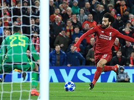 Liverpoolsk tonk Mohamed Salah napahuje ke glov stele do st Neapole.