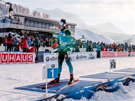 Martin Fourcade zdrav tribuny po spn posledn stelb ve sthacm zvodu v...