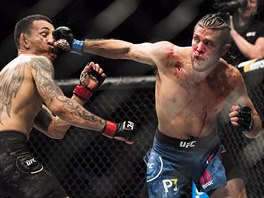 Max Holloway (vlevo) zpas v MMA s Brianem Ortegou na UFC 231 v Torontu