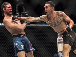 Max Holloway (vpravo) zpas v MMA s Brianem Ortegou na UFC 231 v Torontu