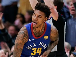 Nick Young z Denveru slaví trojku.