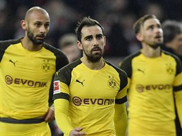 Fotbalisté Dortmundu v čele s Pacem Alcacerem opouštějí stadion Fortuny...