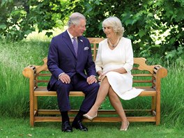 Princ Charles a vévodkyn Camilla sedící na zahrad své rezidence Clarence...