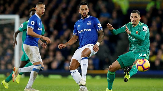 Theo Walcott z Evertonu a Jos Holebas (vpravo) z Watfordu.