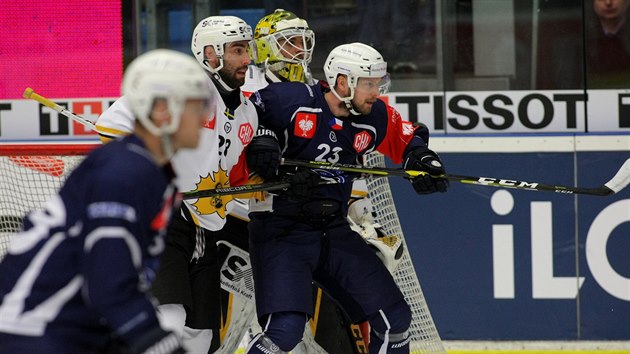 Miroslav Preisinger z Plzn (v modrm) bojuje v utkn Ligy mistr ped brankou tmu Skelleftea AIK Hockey.