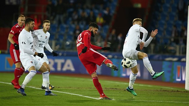 Jakub Yunis z Olomouce stl, m blokuje Vclav Prochzka z Ostravy.