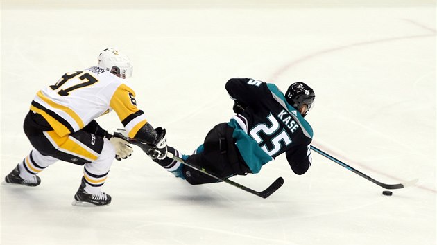 Sidney Crosby z Pittsburghu fauluje Ondeje Kaeho z Anaheimu.