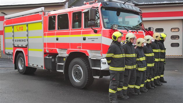 Chodovští dobrovolní hasiči dostali od města novou cisternu Tatra Terra, její pořízení stálo 8,5 milionu korun.