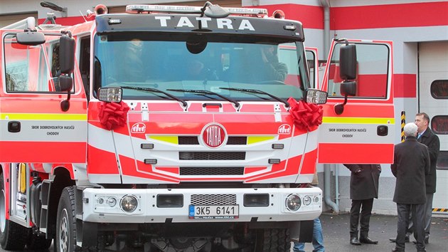 Chodovští dobrovolní hasiči dostali od města novou cisternu Tatra Terra, její pořízení stálo 8,5 milionu korun.