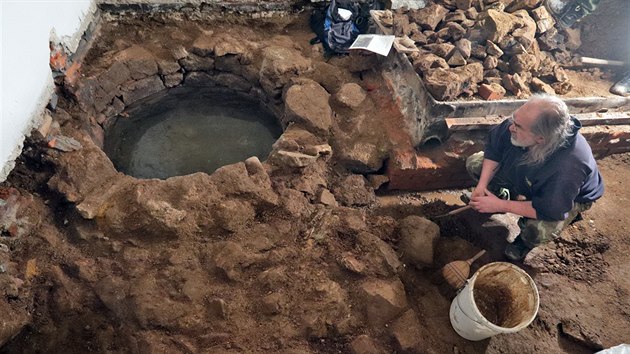 Archeolog Ji Klsk odkrv pozstatky hradebn zdi pvodnho sokolovskho hradu z 13.stolet. Na snmku je studna patrn z obdob kolem konce 15. stolet.