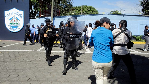 Nikaragujsk policie vyhn novine od policejn stanice ve mst Managua, kde poadovali informace o dvodech prohledn redakce denku Confidental.