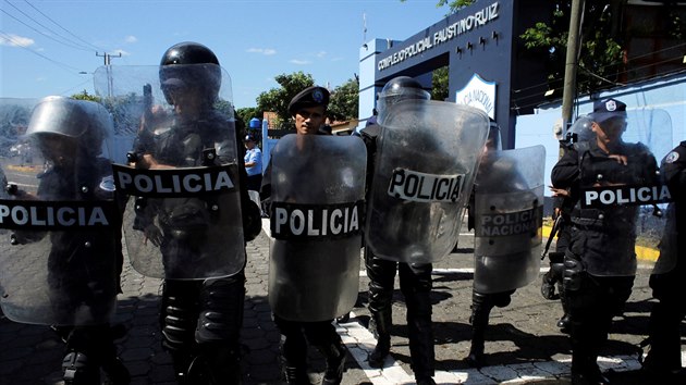 Nikaragujsk policie vyhn novine od policejn stanice ve mst Managua, kde poadovali informace o dvodech prohledn redakce denku Confidental.
