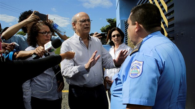 Novin Carlos Fernando Chamorro pi rozhovoru s policistou ped policejn stanic v Maragui.  Zanedlouho pot byl Chamorro spolen s ostatnmi novini odehnn od stanice podkovmi slokami policie.