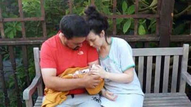 Emma Woodhouse s manelem brala dcerku na prochzky okolo porodnice