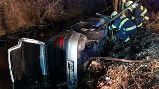 Auto u Koutu na umav skonilo v lesnm potoce (16. prosince 2018).