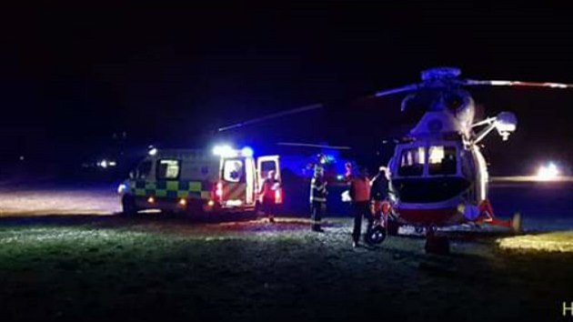 U tragické nehody u Koutu na Šumavě zasahovali i letečtí záchranáři (15. prosince 2018).