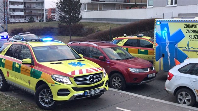 Ke dvou zraněným lidem v Praze- Hájích vyjížděli v neděli odpoledne záchranáři (16. prosince 2018).