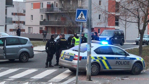 Ke dvou zraněným lidem v Praze- Hájích vyjížděli v neděli odpoledne záchranáři, na místě je mnoho policistů (16. prosince 2018).