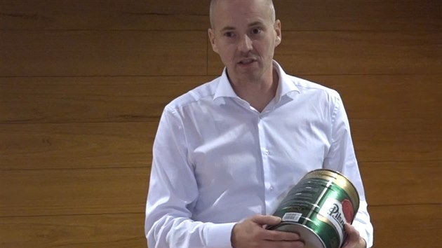 Technický manažer Plzeňského Prazdroje Václav Švorc vysvětluje problémy s jedním z výrobků pivovaru. (11.12.2018)