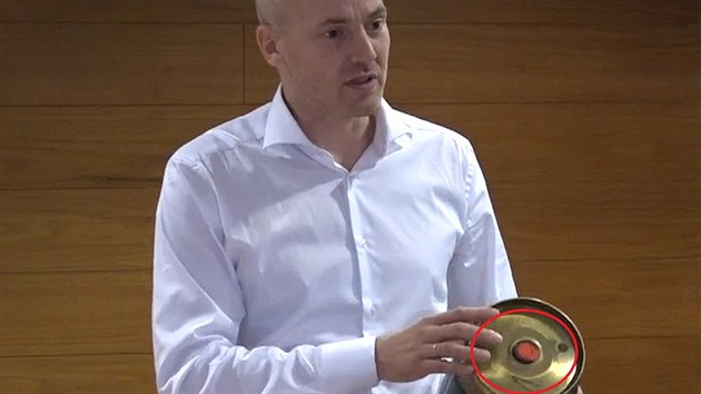 Technický manažer Plzeňského Prazdroje Václav Švorc ukazuje, kde se mohou objevit problémy s jedním z výrobků. (11.12.2018)